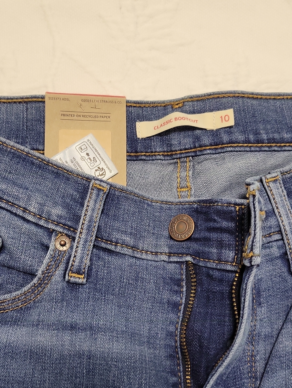 Levi's Classic Bootcut Jeans in Medium Blue